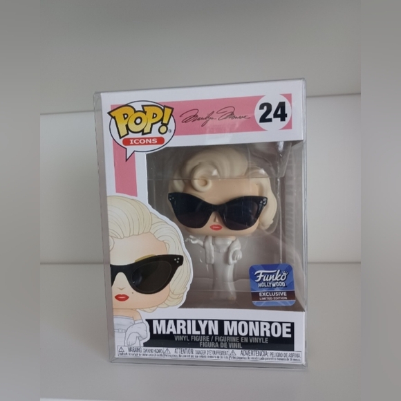 Marilyn Monroe 24 Funko Pop With Funko Pop Protector - Picture 9 of 10